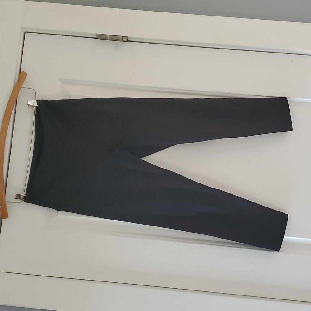 Victoria Secret Sport Knockout capri workout/yoga legging!